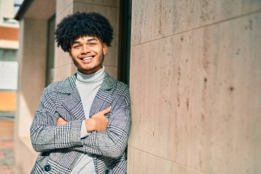 Genç Afrikalı Amerikalı iş adamı şehirde mutlu mesut dikiliyor..