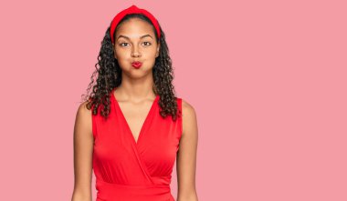 Zarif ve seksi görünüşlü, komik yüzlü genç Afrikalı Amerikalı kız. Havayla şişmiş ağız, çılgın bir ifade.. 