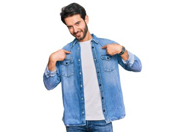 Günlük kıyafetler giyen, kendine güveni olan, kendini gururlu ve mutlu gösteren genç İspanyol bir adam.. 