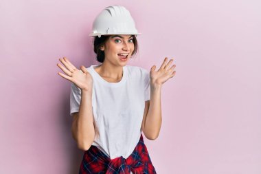 Kafkas şapkalı genç bir kadın çılgın kutlamalar yapıyor ve başarıya hayret ediyor kolları açık ve gözleri açık heyecanla haykırıyor. Kazanan konsept 