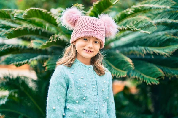 Αξιολάτρευτο Καυκάσιο Κορίτσι Χαμογελά Ευτυχισμένη Στέκεται Στο Πάρκο — Φωτογραφία Αρχείου