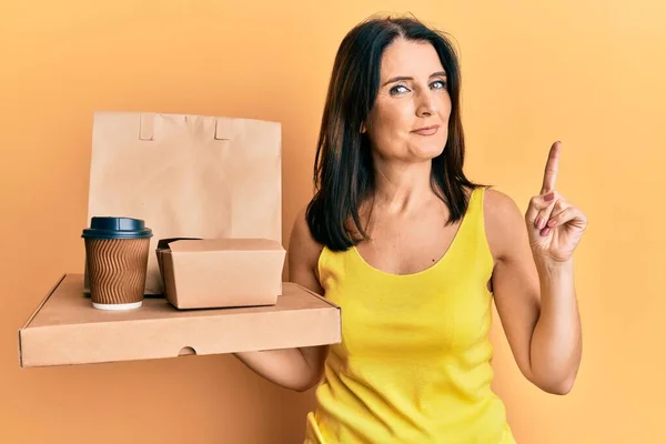 Middle Age Brunette Woman Holding Take Away Food Smiling Idea — Φωτογραφία Αρχείου