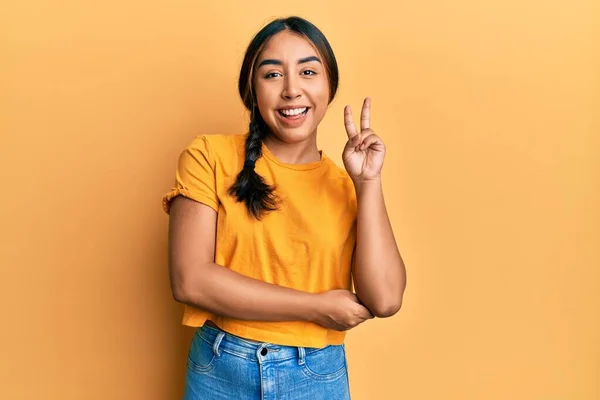 Jovem Latina Vestindo Roupas Casuais Sorrindo Com Rosto Feliz Piscando — Fotografia de Stock