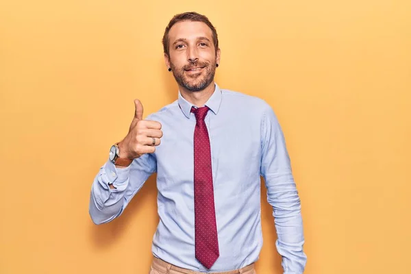 Joven Hombre Guapo Con Ropa Negocios Sonriendo Feliz Positivo Pulgar — Foto de Stock