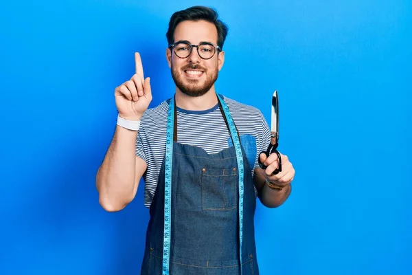 Hombre Caucásico Guapo Con Barba Modista Diseñador Usando Delantal Atelier — Foto de Stock