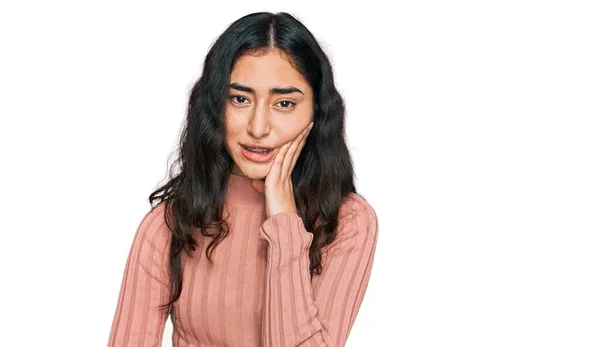 Hispanic Tonåring Flicka Med Tandställning Bär Casual Kläder Röra Munnen — Stockfoto