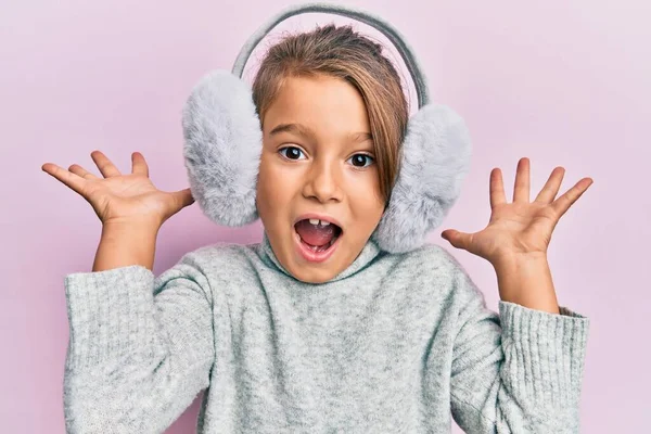 Μικρό Όμορφο Κορίτσι Φορώντας Αφράτο Ακουστικό Γιορτάζει Τρελό Και Έκπληκτος — Φωτογραφία Αρχείου