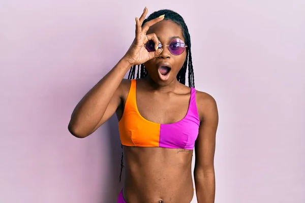 Ung Afrikansk Amerikansk Kvinna Klädd Bikini Och Solglasögon Gör Gest — Stockfoto