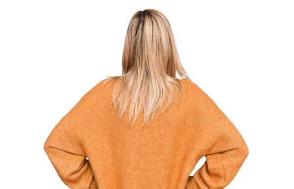 Mujer Caucásica Mediana Edad Usando Suéter Invierno Casual Pie Hacia —  Fotos de Stock