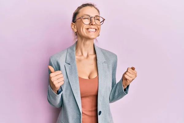 Όμορφη Καυκάσια Γυναίκα Φορώντας Επιχειρηματικό Σακάκι Και Γυαλιά Ενθουσιασμένοι Για — Φωτογραφία Αρχείου