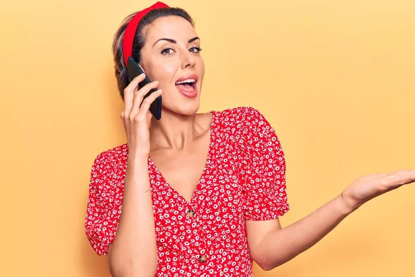 Joven Hermosa Mujer Teniendo Conversación Hablando Teléfono Inteligente Celebrando Logro — Foto de Stock