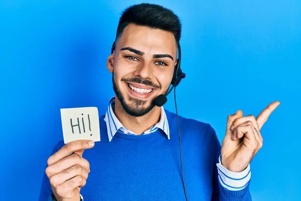 Jonge Spaanse Man Met Baard Die Een Operatorheadset Draagt Met — Stockfoto