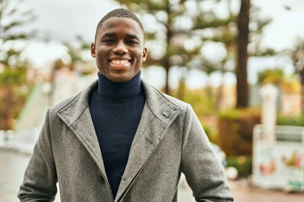 Jeune Homme Afro Américain Souriant Heureux Debout Ville — Photo