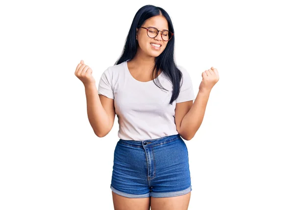 Jovem Bela Menina Asiática Vestindo Roupas Casuais Óculos Muito Feliz — Fotografia de Stock