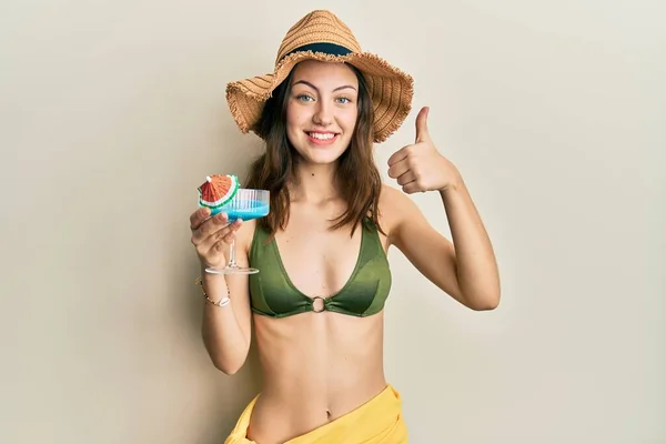 Junge Brünette Frau Bikini Trinkt Cocktail Lächelt Glücklich Und Positiv — Stockfoto