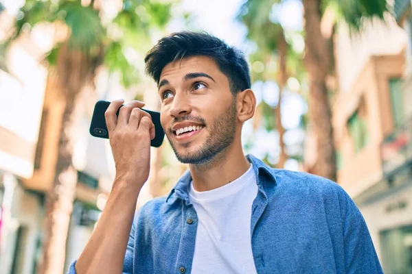 Jeune Homme Latino Souriant Heureux Message Audio Utilisant Smartphone Ville — Photo