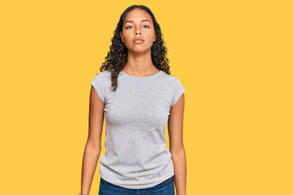 Sıradan Kıyafetler Giyen Genç Afro Amerikalı Kız Yüzünde Ciddi Bir — Stok fotoğraf