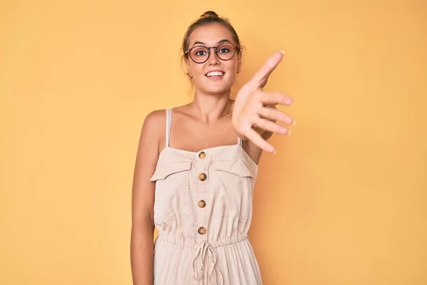 Hermosa Mujer Caucásica Vistiendo Vestido Verano Sonriente Amistoso Ofreciendo Apretón — Foto de Stock