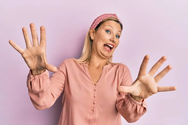 Mujer Caucásica Mediana Edad Vistiendo Ropa Casual Asustada Aterrorizada Con —  Fotos de Stock