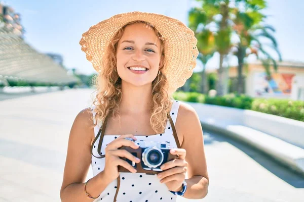 Ung Vacker Kaukasiska Kvinna Med Blont Hår Ler Glad Utomhus — Stockfoto