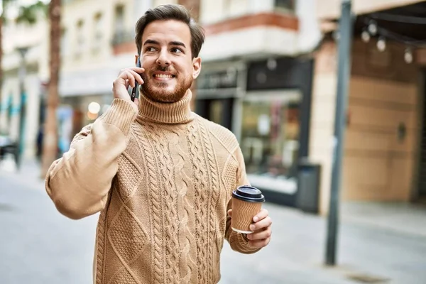 Jonge Blanke Man Gesprek Smartphone Het Drinken Van Koffie Stad — Stockfoto