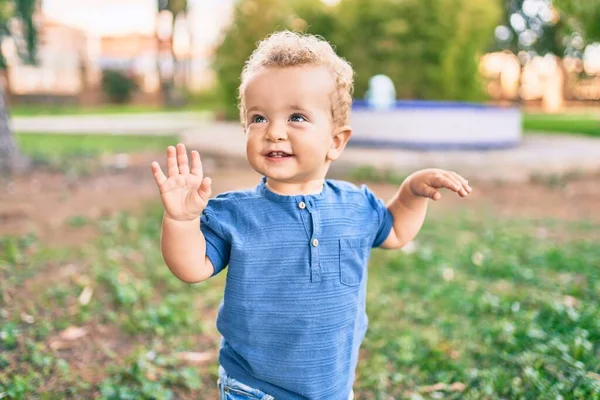 Söt Och Glad Liten Pojke Som Har Roligt Parken Solig — Stockfoto