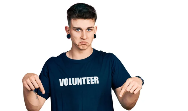 Jonge Blanke Jongen Met Oorverwijding Draagt Vrijwilliger Shirt Naar Beneden — Stockfoto