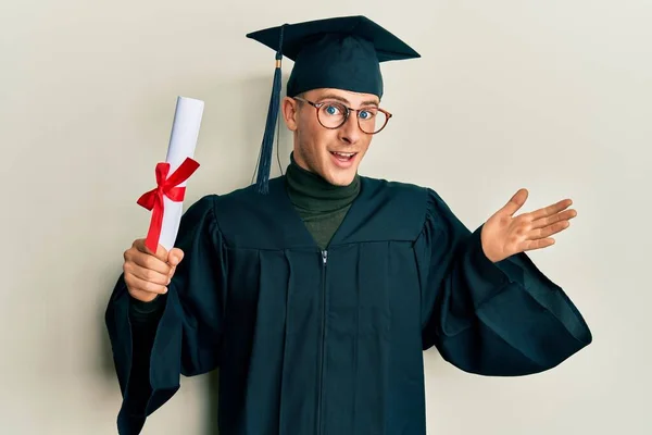 Young Caucasian Man Wearing Graduation Cap Ceremony Robe Holding Diploma — Stock Photo, Image