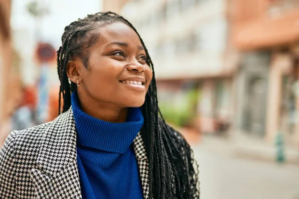 Mladý Africký Americký Podnikateležena Usměvavý Šťastný Stojící Městě — Stock fotografie