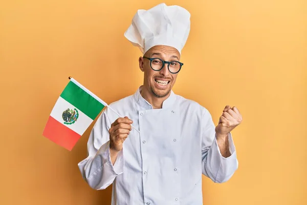 Plešatý Muž Plnovousem Sobě Profesionální Kuchař Zástěra Drží Mexické Vlajky — Stock fotografie
