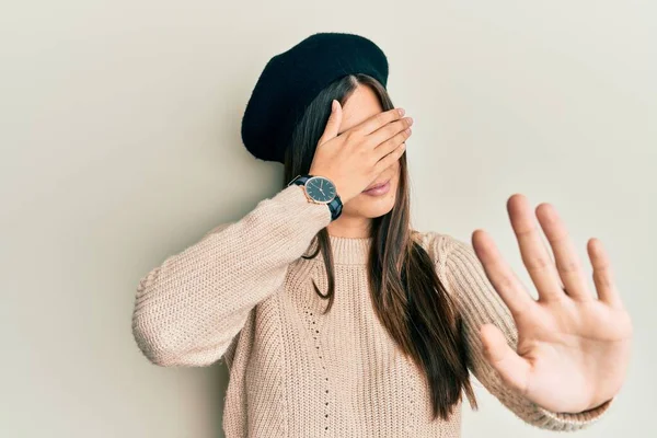 Jonge Brunette Vrouw Draagt Franse Look Met Baret Bedekken Ogen — Stockfoto