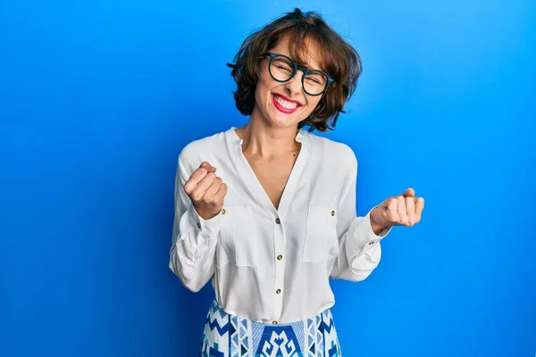 Jonge Brunette Vrouw Draagt Casual Kleding Glazen Opgewonden Voor Succes — Stockfoto