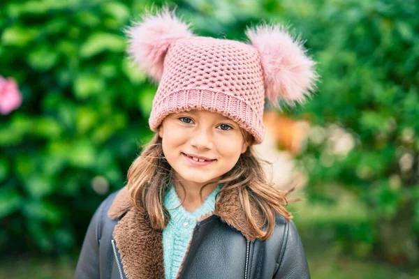 Bedårande Kaukasiska Barn Flicka Ler Glad Stående Parken — Stockfoto