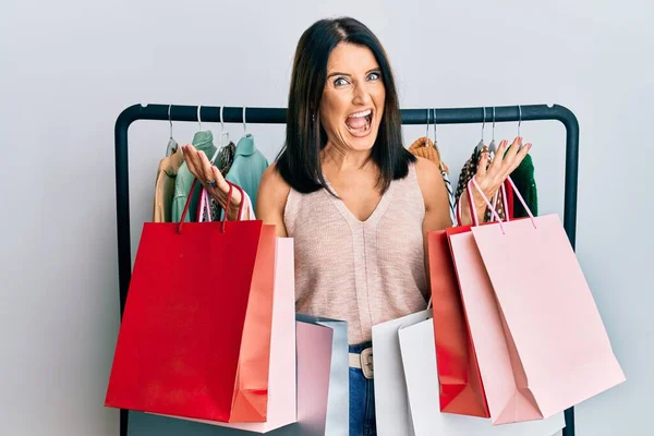 Brünette Personal Shopperin Mittleren Alters Mit Einkaufstaschen Der Hand Feiert — Stockfoto