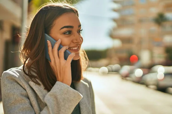 Mladý Hispánec Dívka Usměvavý Šťastný Mluvit Smartphone Městě — Stock fotografie