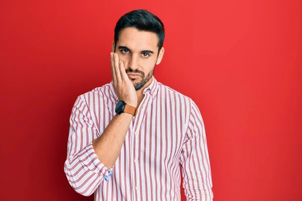 Mladý Hispánec Nosí Obchodní Košili Myšlení Vypadat Unaveně Znuděný Deprese — Stock fotografie