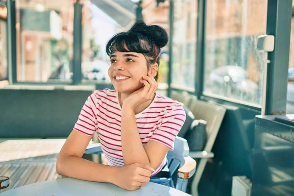 Jovencita Hispana Sonriendo Feliz Sentada Terraza Cafetería — Foto de Stock