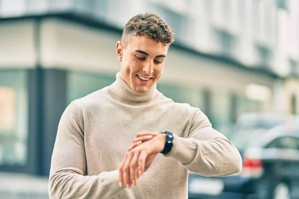 Jonge Spaanse Man Glimlacht Gelukkig Met Horloge Stad — Stockfoto