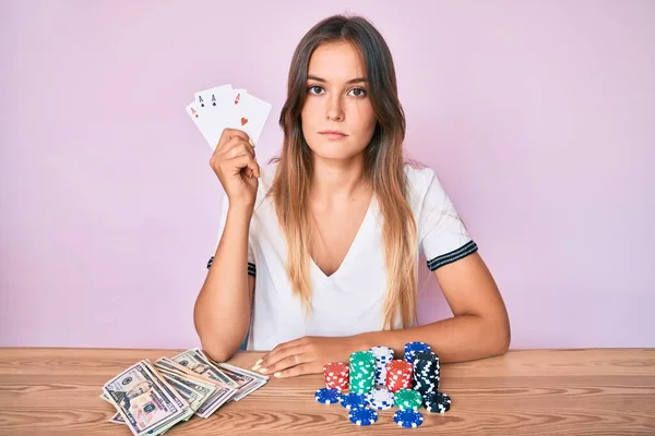 Όμορφη Καυκάσια Γυναίκα Παίζει Πόκερ Κρατώντας Κάρτες Σκέψης Στάση Και — Φωτογραφία Αρχείου