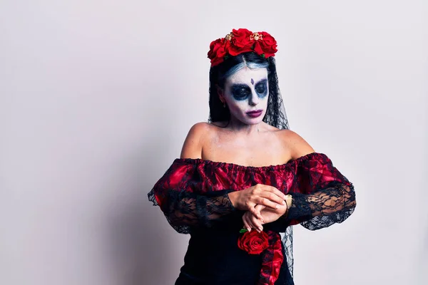 Mujer Joven Vistiendo Día Mexicano Del Maquillaje Muerto Comprobando Hora — Foto de Stock