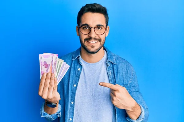 Junger Hispanischer Mann Mit Indischen Rupie Banknoten Lächelnd Glücklich Mit — Stockfoto
