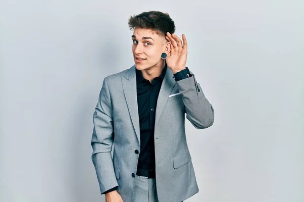 Junger Kaukasischer Junge Mit Erweiterten Ohren Business Jacke Der Lächelnd — Stockfoto
