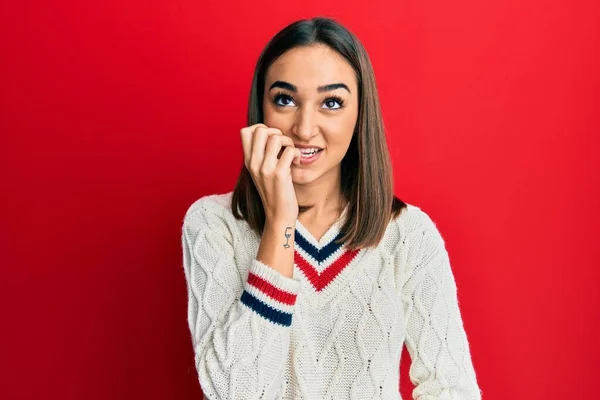 Ung Brunett Flicka Bär Casual Student Tröja Ser Stressad Och — Stockfoto