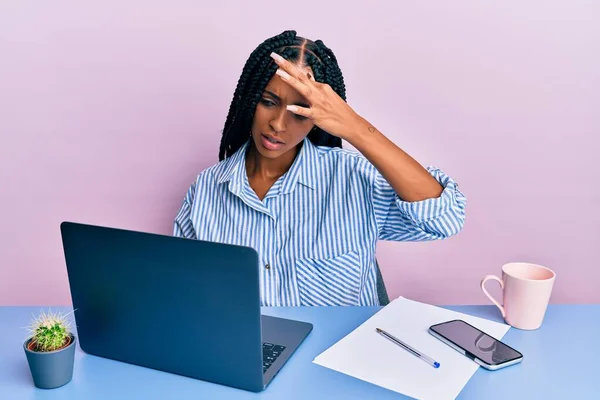 Belle Femme Hispanique Travaillant Bureau Avec Ordinateur Portable Stressé Frustré — Photo