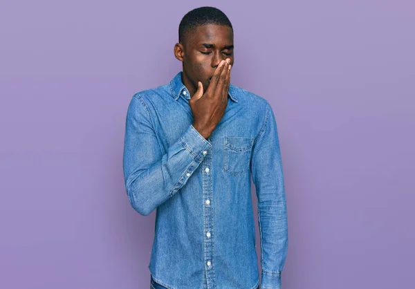 Joven Afroamericano Vestido Con Ropa Casual Aburrido Bostezo Cansado Cubriendo — Foto de Stock