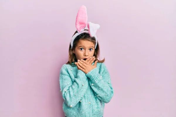 Kleine Schöne Mädchen Mit Niedlichen Osterhasenohren Schockiert Mund Mit Händen — Stockfoto