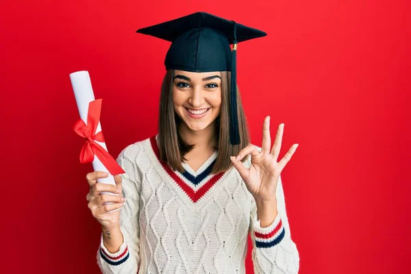 若いですブルネット女の子保持大学院卒業証書を持っていますOk Signとともに指 笑顔優しいジェスチャー優れたシンボル — ストック写真