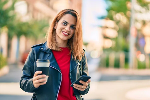 Jonge Latijnse Vrouw Met Smartphone Het Drinken Van Take Away — Stockfoto