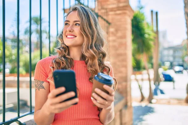 Jovem Loira Sorrindo Feliz Usando Smartphone Beber Tirar Café Cidade — Fotografia de Stock