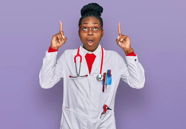 Young African American Woman Wearing Doctor Uniform Stethoscope Amazed Surprised — Stock Photo, Image